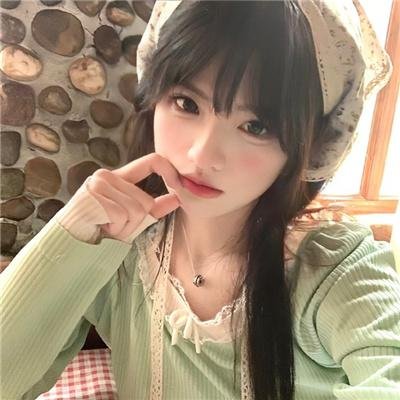 泳池里的女人